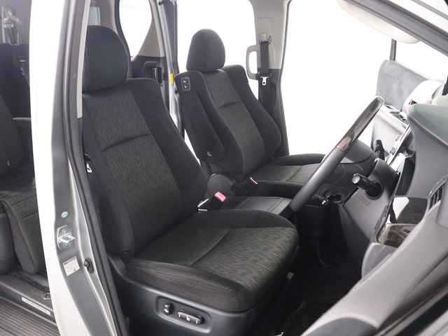 【運転席助手席も広々☆】
広々使えるのは後席だけではございません｡
国内最高峰ミニバンの特権ですね!