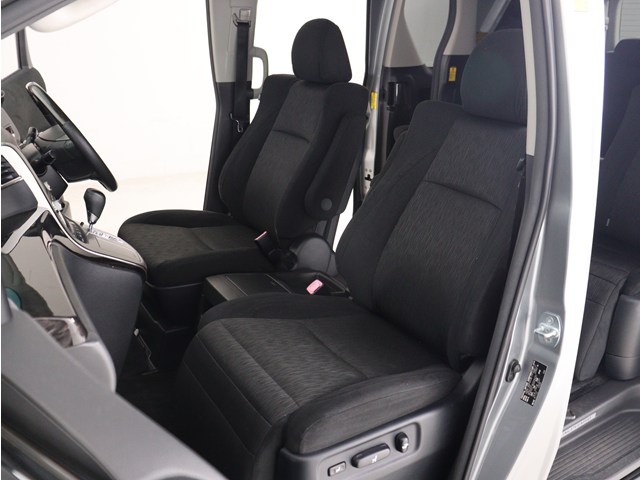 【運転席助手席も広々☆】
広々使えるのは後席だけではございません｡
国内最高峰ミニバンの特権ですね!