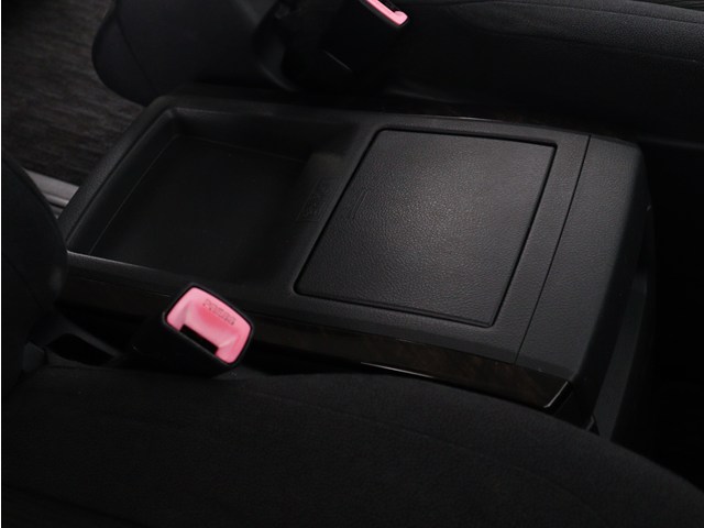 【スライド式コンソールボックス】
大容量の収納力が魅力的なコンソールです!
ドリンクホルダーも使いやすい配置です!