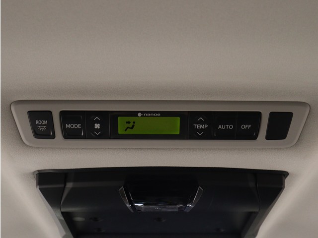 後部座席でエアコン温度をお好みで設定する
ことができます!