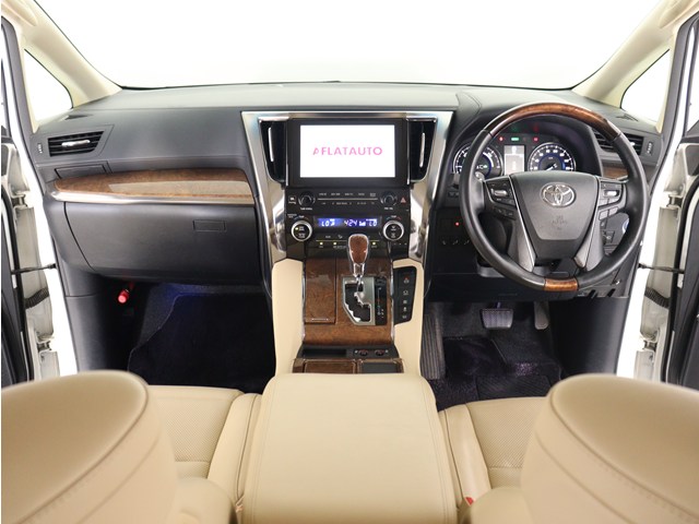 【運転席助手席も広々☆】
広々使えるのは後席だけではございません｡
国内最高峰ミニバンの特権ですね!
