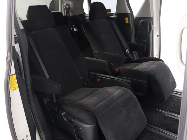 【オットマン＆フットレスト完備】
フットレスト､電動オットマン付き車両!
後席の方の快適ドライブを演出致します!