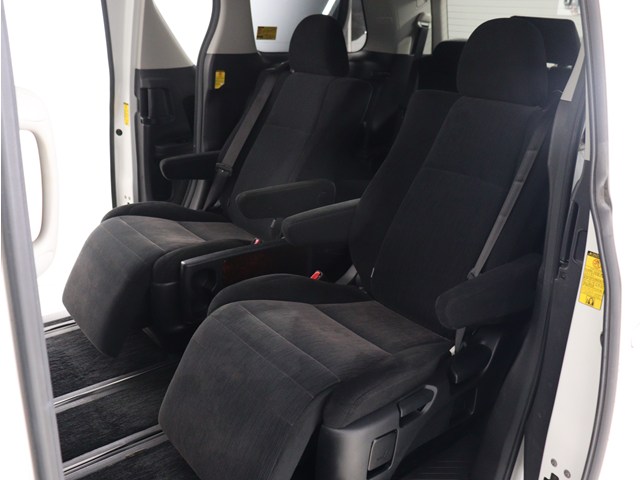 【オットマン＆フットレスト完備】
フットレスト､電動オットマン付き車両!
後席の方の快適ドライブを演出致します!