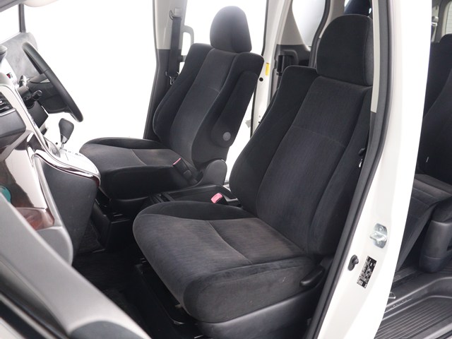 内装の状態も非常にクリーンな状態です｡
ご納車前には専門スタッフが
隅々までクリーニングを行います!
