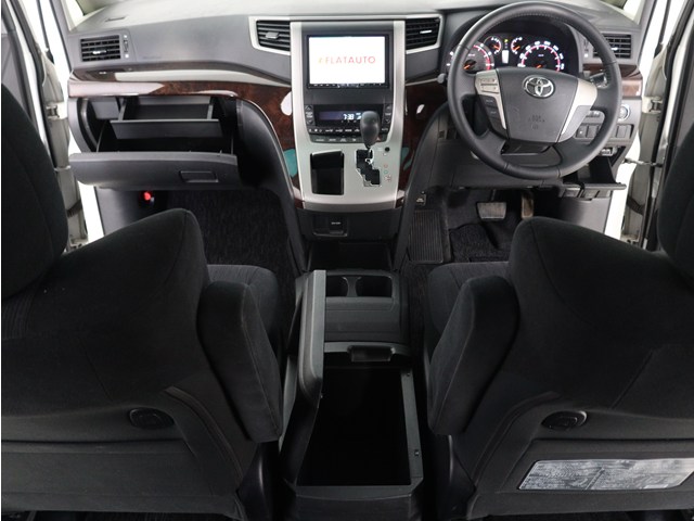 内装の状態も非常にクリーンな状態です｡
ご納車前には専門スタッフが
隅々までクリーニングを行います!