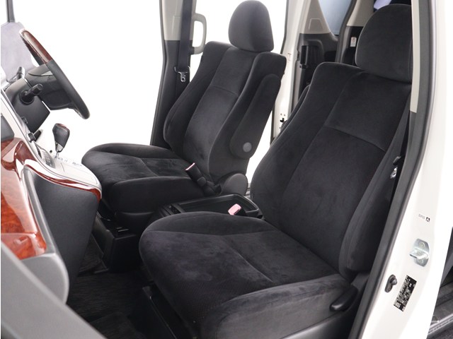 内装の状態も非常にクリーンな状態です｡
ご納車前には専門スタッフが
隅々までクリーニングを行います!