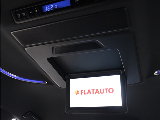 【電動後席モニター】ＪＢＬサウンド専用！
電動開閉後席フリップダウンモニターです。
５．１ｃｈサウンド対応、１７スピーカーの
専用音響システムとなり、人気の装備になり
ます。