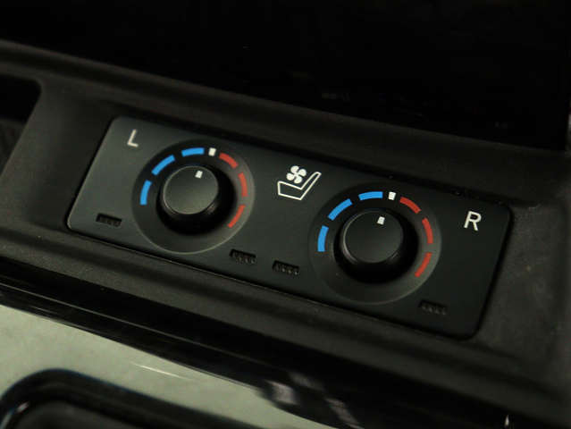 【前席シートヒーター付き】
冬に嬉しいシートヒーター付きのお車です!
エアコンよりも早く暖かくなり､快適です♪
