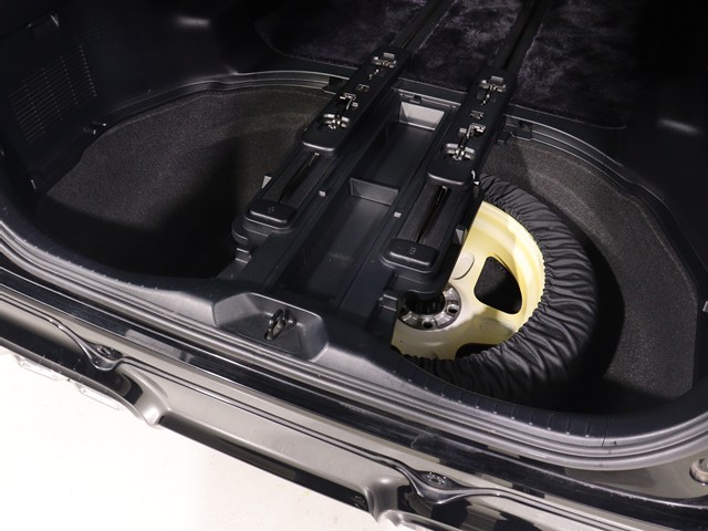【広々トランクルーム】
スーツケース､ゴルフバッグも楽々収納可能
大人数での旅行にもピッタリの収容量です