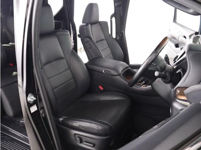 【運転席助手席も広々☆】
広々使えるのは後席だけではございません｡
国内最高峰ミニバンの特権ですね!