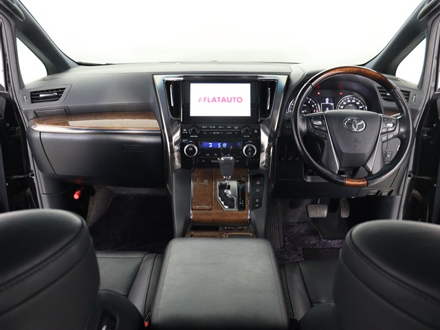 【運転席助手席も広々☆】
広々使えるのは後席だけではございません｡
国内最高峰ミニバンの特権ですね!