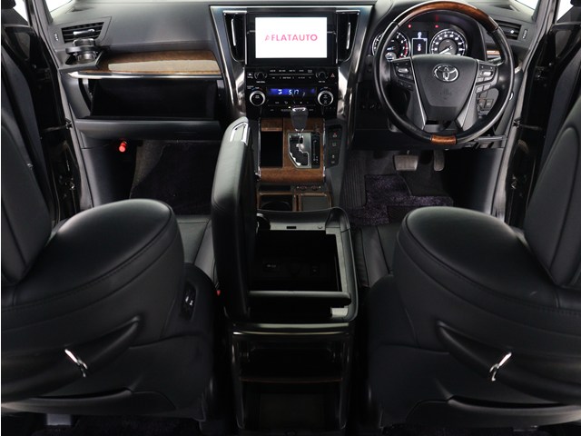【運転席助手席も広々☆】
広々使えるのは後席だけではございません｡
国内最高峰ミニバンの特権ですね!