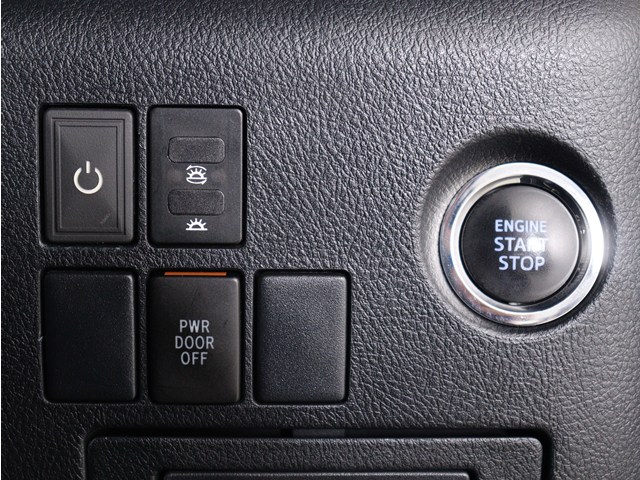 【プッシュスタート】
エンジン始動時はプッシュスタートを採用!
カバンから鍵を取り出す手間も不要です｡