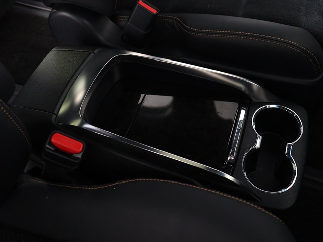 【スライド式コンソールボックス】
大容量の収納力が魅力的なコンソールです!
ドリンクホルダーも使いやすい配置です!