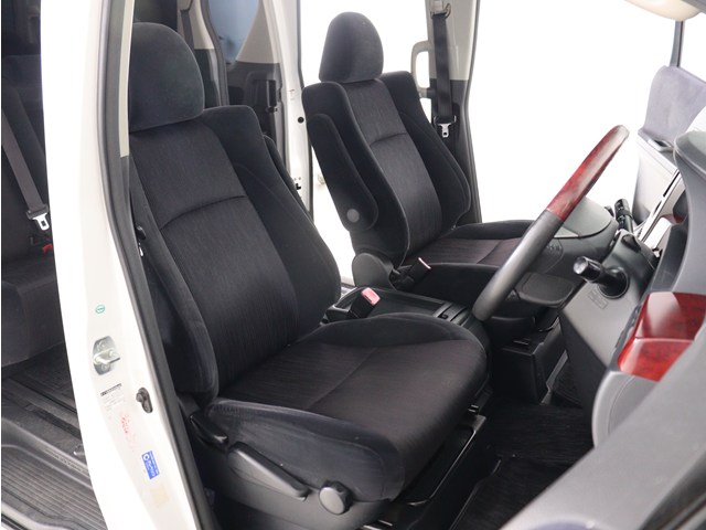 内装の状態も非常にクリーンな状態です｡
ご納車前には専門スタッフが
隅々までクリーニングを行います!