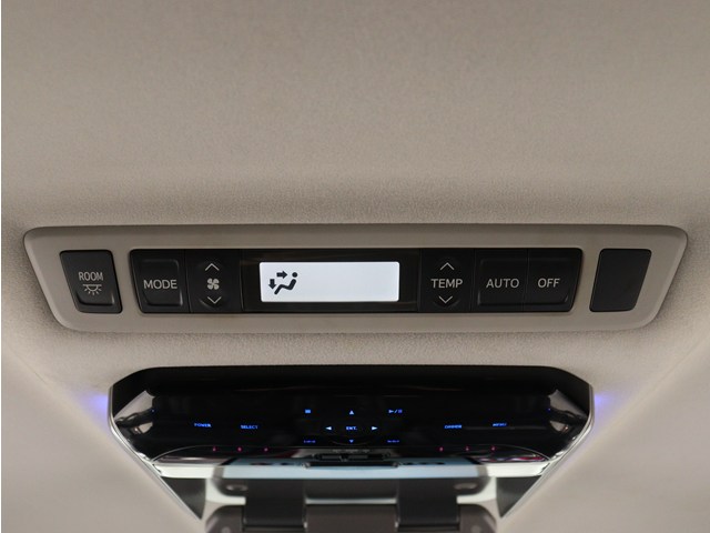 後部座席でエアコン温度をお好みで設定する
ことができます!