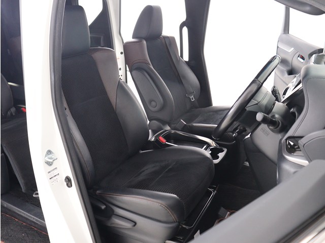 内装の状態も非常にクリーンな状態です｡
ご納車前には専門スタッフが
隅々までクリーニングを行います!