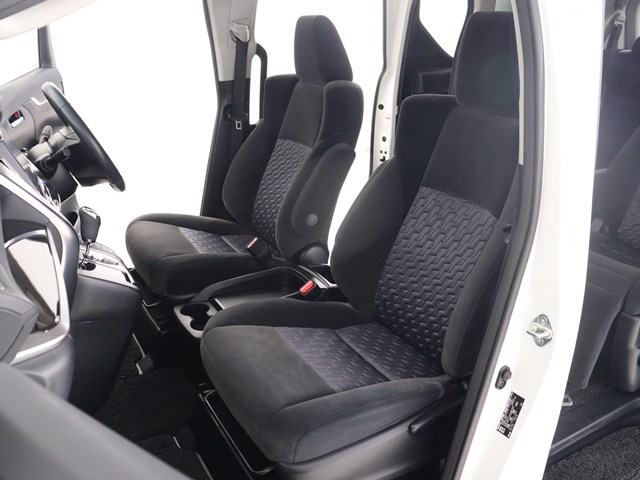 【運転席助手席も広々☆】
広々使えるのは後席だけではございません｡
国内最高峰ミニバンの特権ですね!