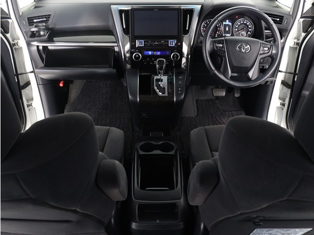 【運転席助手席も広々☆】
広々使えるのは後席だけではございません｡
国内最高峰ミニバンの特権ですね!
