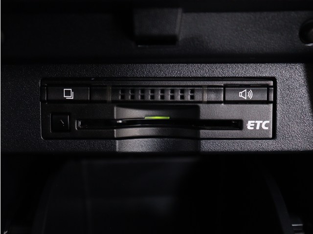 【ビルトインＥＴＣ】
後付けとは異なる一体感が魅力です｡
高速道路でストレスなく走行できます｡