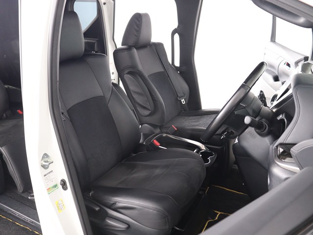 【運転席助手席も広々☆】
広々使えるのは後席だけではございません｡
国内最高峰ミニバンの特権ですね!