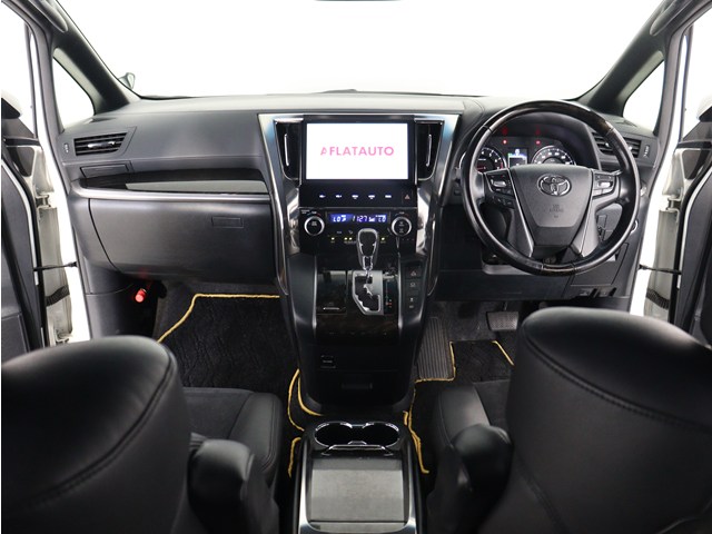【運転席助手席も広々☆】
広々使えるのは後席だけではございません｡
国内最高峰ミニバンの特権ですね!