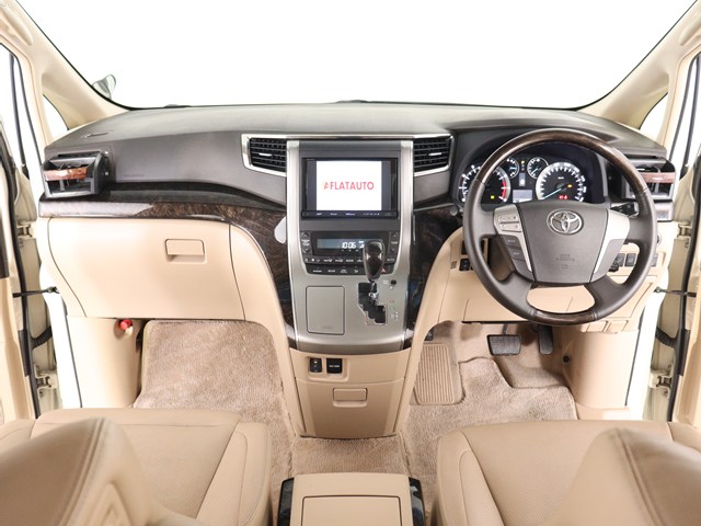 【運転席助手席も広々☆】
広々使えるのは後席だけではございません｡
国内最高峰ミニバンの特権ですね!