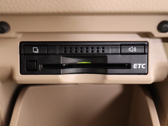 【ビルトインＥＴＣ】
後付けとは異なる一体感が魅力です｡
高速道路でストレスなく走行できます｡