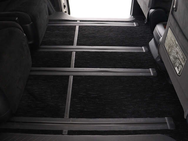 【広々とした車内空間】
足を伸ばして座ることができる２列目
シートロングスライドをすることも可能です
!