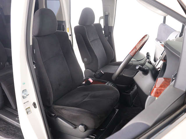 内装の状態も非常にクリーンな状態です｡
ご納車前には専門スタッフが
隅々までクリーニングを行います!