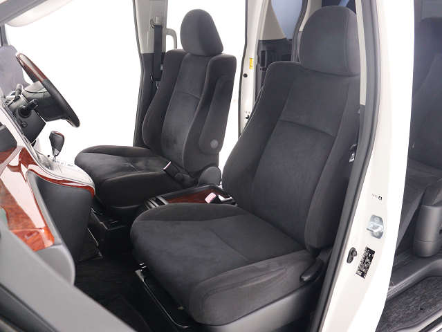 内装の状態も非常にクリーンな状態です｡
ご納車前には専門スタッフが
隅々までクリーニングを行います!