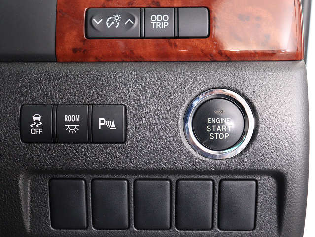 【プッシュスタート】
エンジン始動時はプッシュスタートを採用!
カバンから鍵を取り出す手間も不要です｡