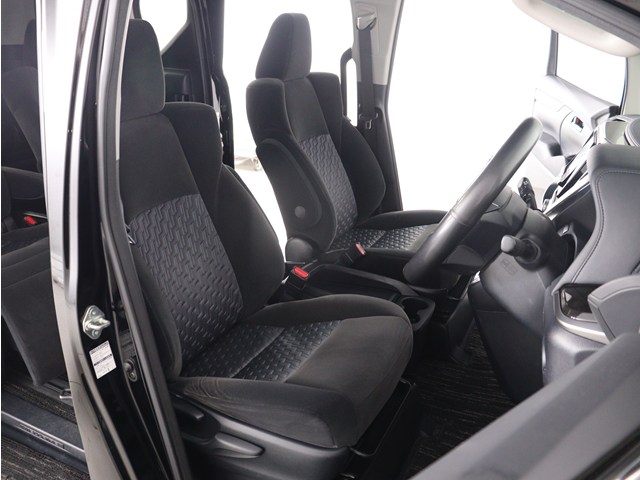 内装の状態も非常にクリーンな状態です｡
ご納車前には専門スタッフが
隅々までクリーニングを行います!