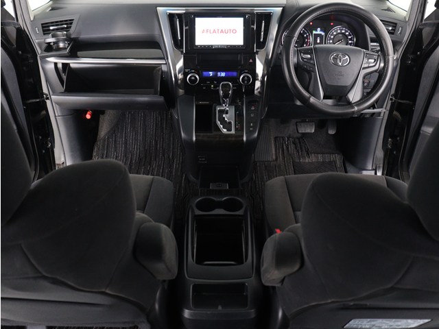 【運転席助手席も広々☆】
広々使えるのは後席だけではございません｡
国内最高峰ミニバンの特権ですね!