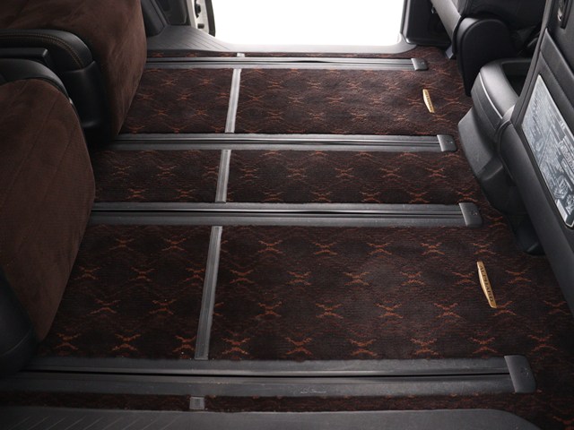 【広々とした車内空間】
足を伸ばして座ることができる２列目
シートロングスライドをすることも可能です
!