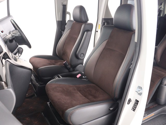 内装の状態も非常にクリーンな状態です｡
ご納車前には専門スタッフが
隅々までクリーニングを行います!