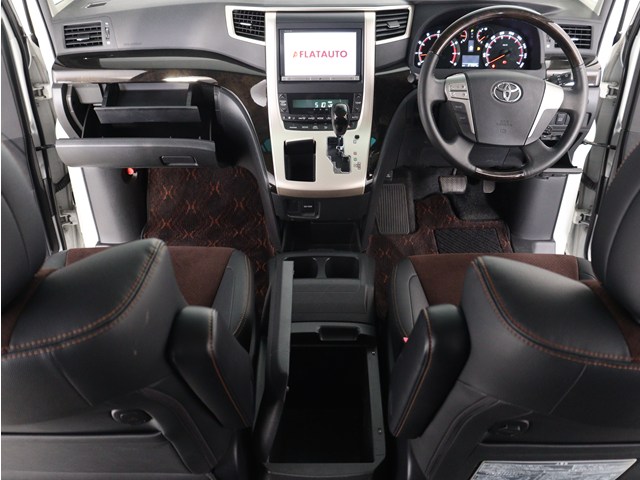 【運転席助手席も広々☆】
広々使えるのは後席だけではございません｡
国内最高峰ミニバンの特権ですね!