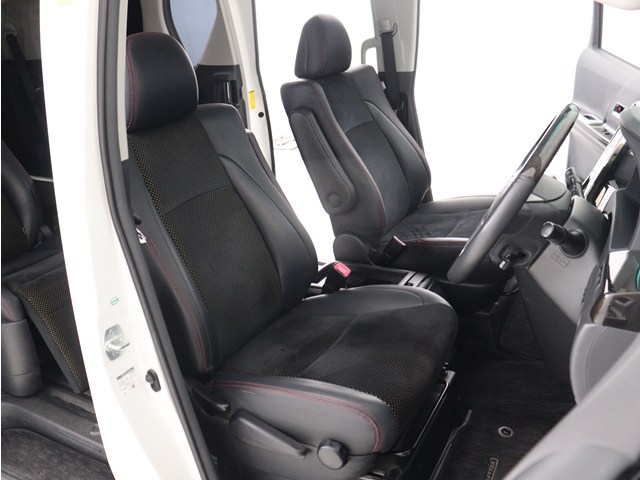 【運転席助手席も広々☆】
広々使えるのは後席だけではございません｡
国内最高峰ミニバンの特権ですね!