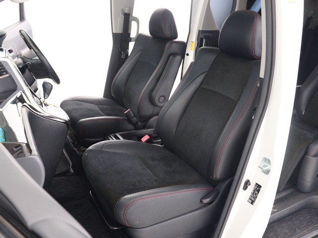 【運転席助手席も広々☆】
広々使えるのは後席だけではございません｡
国内最高峰ミニバンの特権ですね!