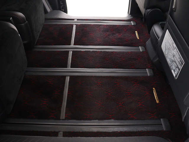 【広々とした車内空間】
足を伸ばして座ることができる２列目
シートロングスライドをすることも可能です
!