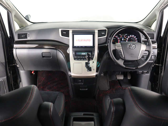 【運転席助手席も広々☆】
広々使えるのは後席だけではございません｡
国内最高峰ミニバンの特権ですね!