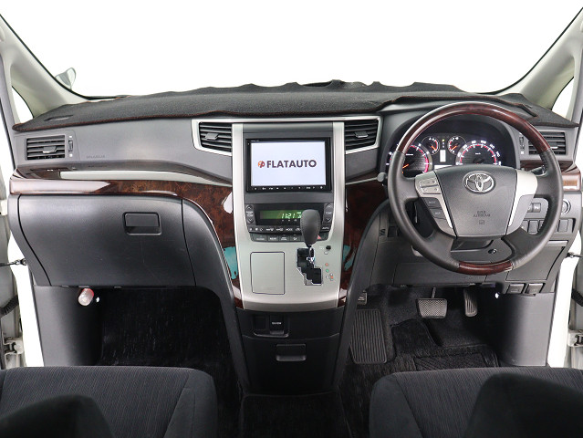 【運転席助手席も広々☆】
広々使えるのは後席だけではございません｡
国内最高峰ミニバンの特権ですね!