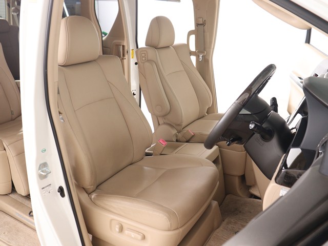 内装の状態も非常にクリーンな状態です｡
ご納車前には専門スタッフが
隅々までクリーニングを行います!