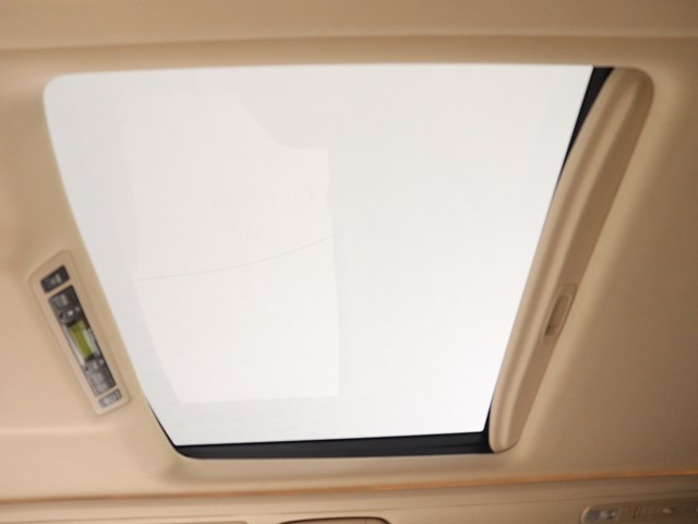 【大人気☆ツインサンルーフ】
見た目もカッコよく、車内の解放感も演出!
必須条件にされるほどの大人気装備です!