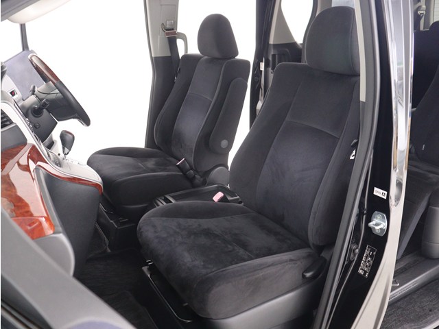 内装の状態も非常にクリーンな状態です｡
ご納車前には専門スタッフが
隅々までクリーニングを行います!