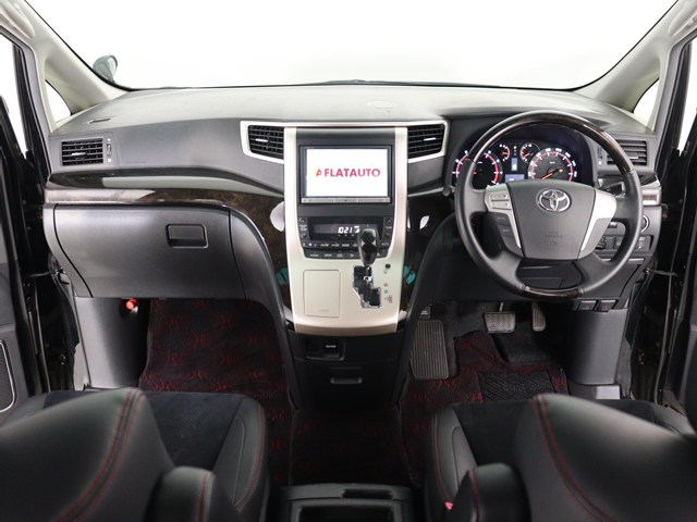 【運転席助手席も広々☆】
広々使えるのは後席だけではございません｡
国内最高峰ミニバンの特権ですね!