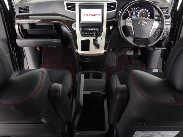 【運転席助手席も広々☆】
広々使えるのは後席だけではございません｡
国内最高峰ミニバンの特権ですね!