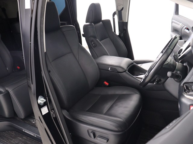 内装の状態も非常にクリーンな状態です｡
ご納車前には専門スタッフが
隅々までクリーニングを行います!