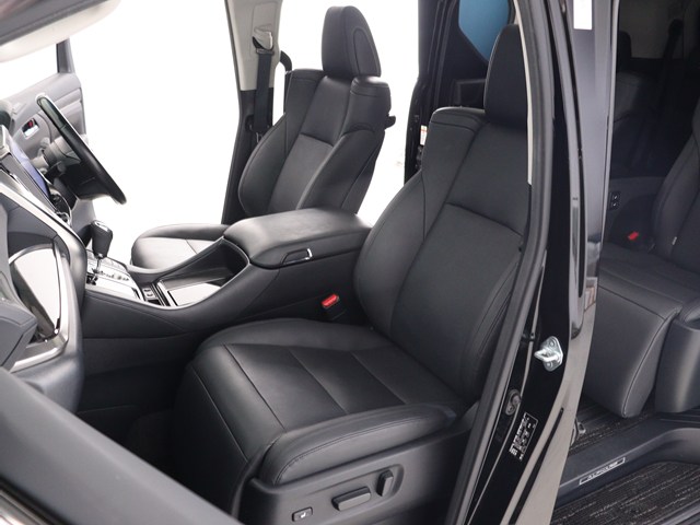 内装の状態も非常にクリーンな状態です｡
ご納車前には専門スタッフが
隅々までクリーニングを行います!