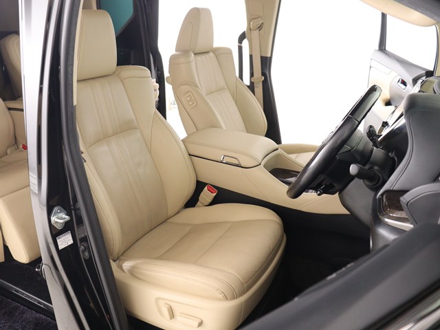 内装の状態も非常にクリーンな状態です｡
ご納車前には専門スタッフが
隅々までクリーニングを行います!